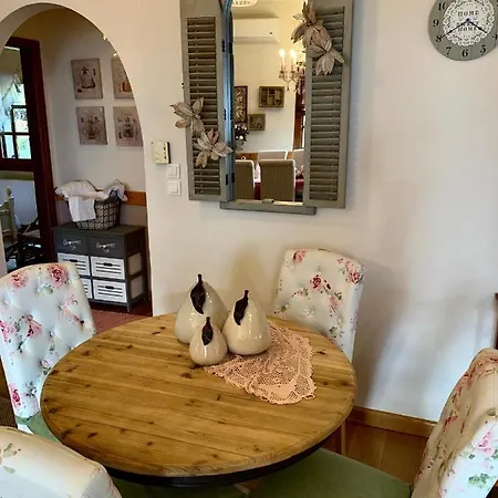 Ferienhaus La Maison Des Fleurs. Miléai